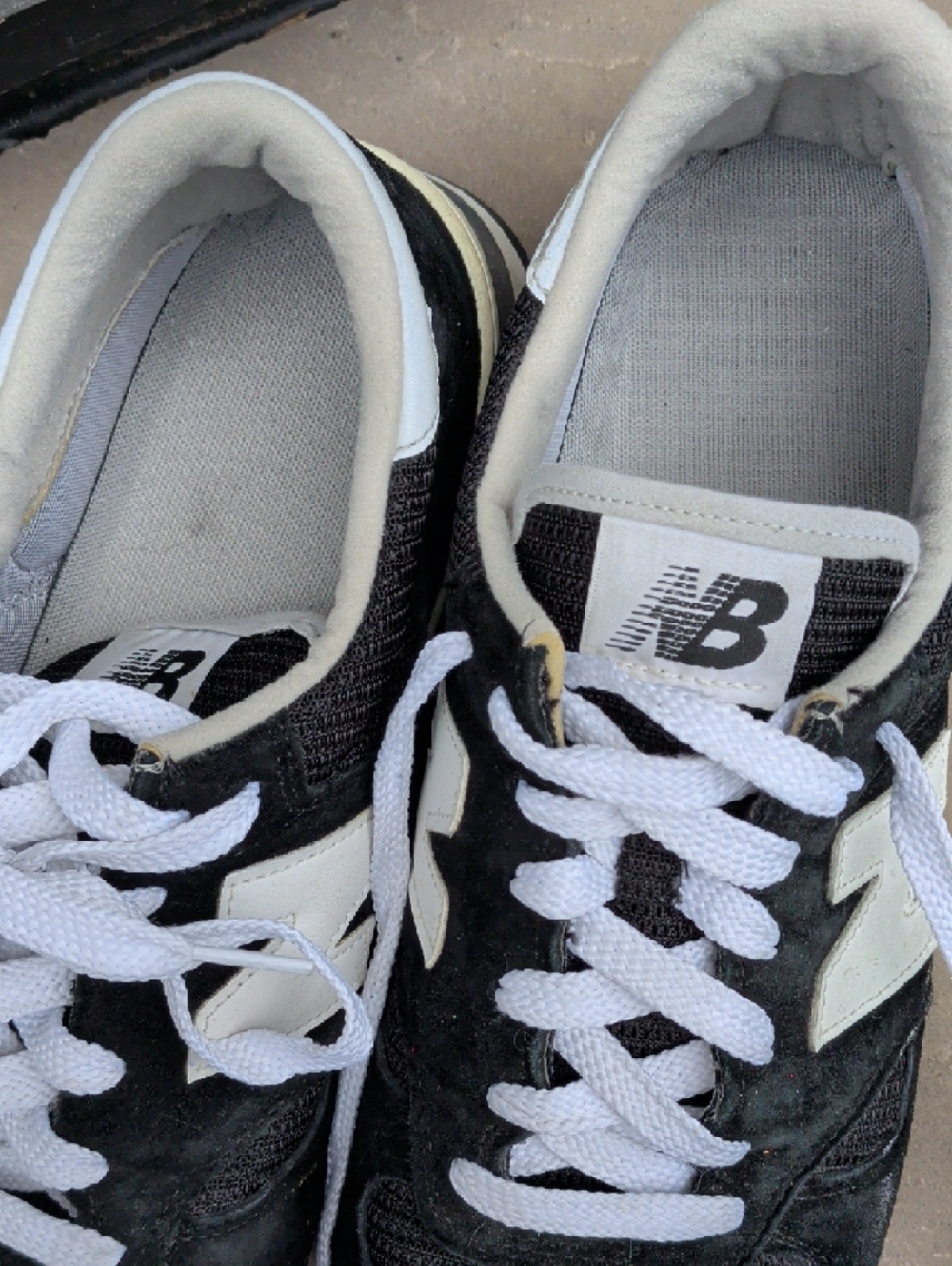 New Balance Men's Black and White Retro Low-Top Sneakers - Picture 3 of 7
